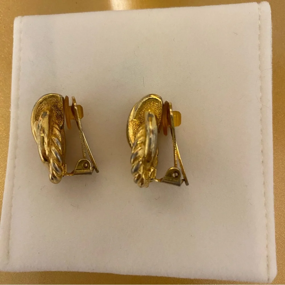 Vintage Elegant Signed Burberrys Gold Knot Earrings - Picture 5 of 8